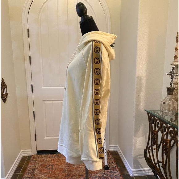Gucci Sweaters - NWT-Cream colored Gucci sweater/hoodie
